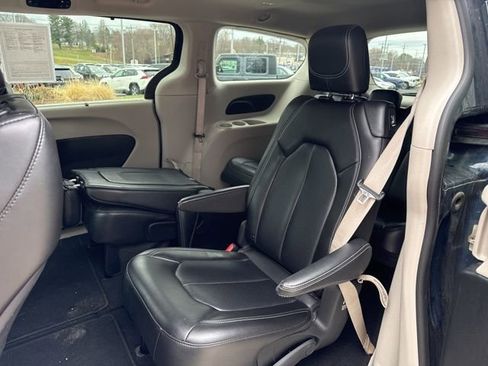 Used 2023 Chrysler Pacifica Touring-L image 29