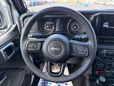 Used 2025 Jeep Wrangler Unlimited Rubicon AWD/4WD image 14