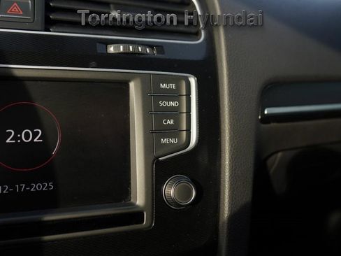 Used 2017 Volkswagen Golf 4-Door image 19