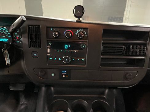 Used 2014 Chevrolet Express 2500 Extended image 9