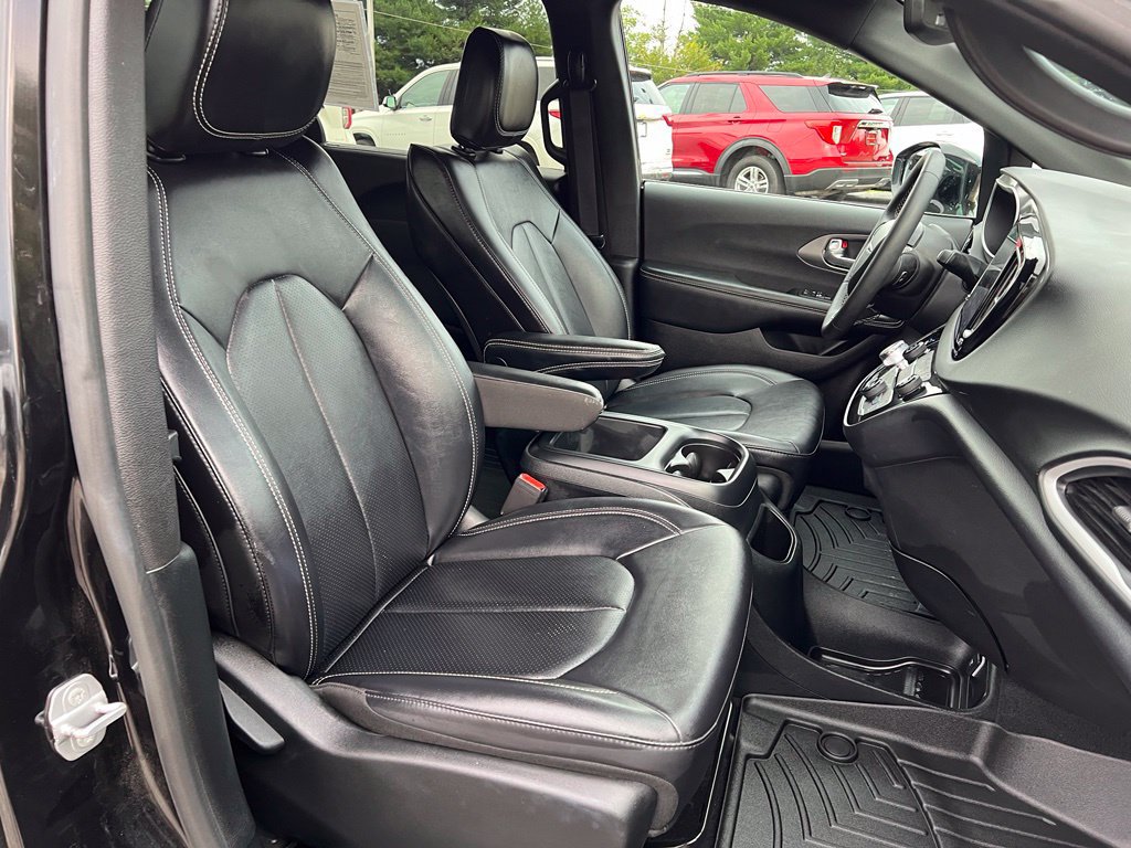 Used 2025 Chrysler Pacifica Select FWD image 13