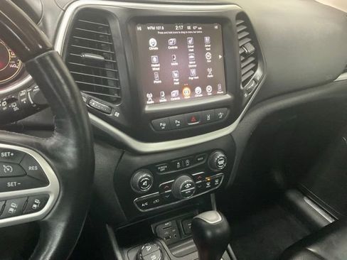 Used 2017 Jeep Cherokee Overland w/ Technology Group image 10