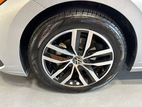Used 2025 Volkswagen Jetta SE FWD image 9