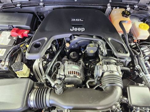 Used 2019 Jeep Wrangler Unlimited Sport S AWD/4WD image 35