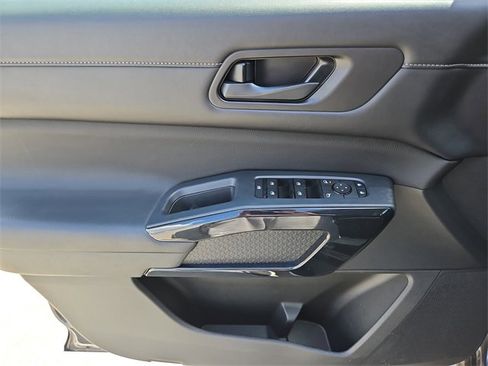 Used 2025 Nissan Pathfinder SV image 16