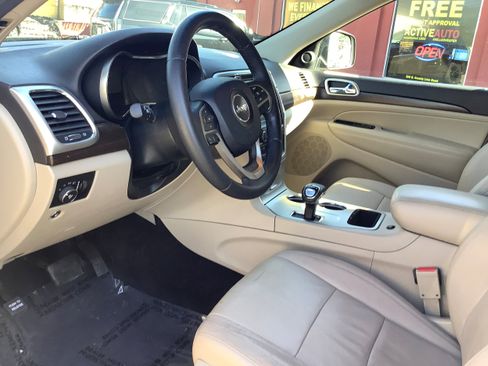 Used 2014 Jeep Grand Cherokee Laredo w/ 18" Wheel & 8.4" Radio Group AWD/4WD image 11