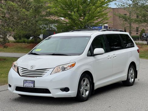Used 2017 Toyota Sienna LE FWD image 3