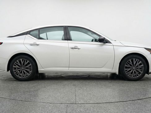 Used 2025 Nissan Altima 2.5 SV FWD image 11