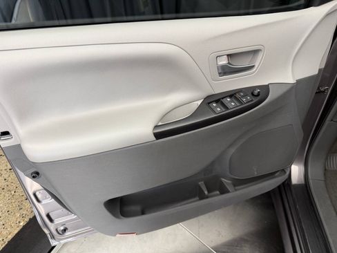 Used 2017 Toyota Sienna LE AWD/4WD image 20
