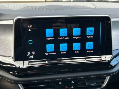 Certified 2025 Volkswagen Atlas Cross Sport SE image 17