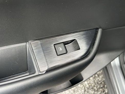 Used 2024 Nissan Rogue S image 33