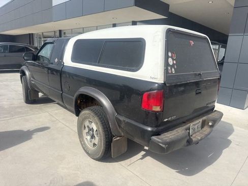 Used 2001 Chevrolet S10 Pickup LS w/ Preferred Equipment Group image 3