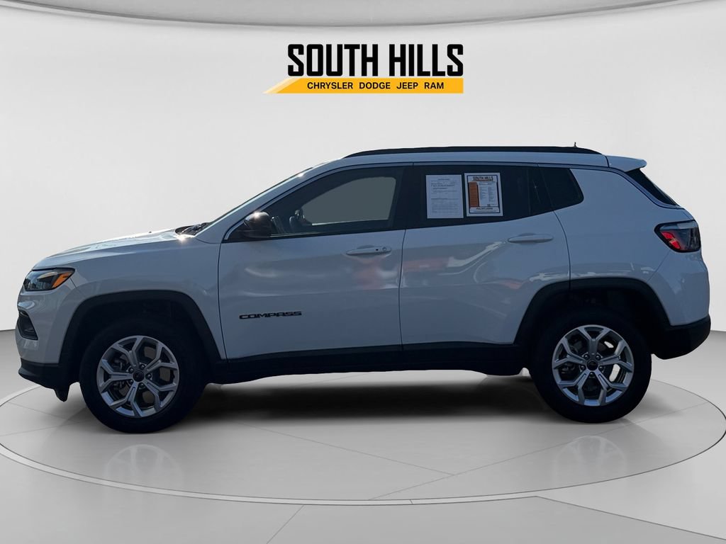 Used 2025 Jeep Compass Latitude AWD/4WD image 2