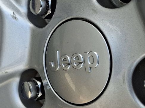 Used 2007 Jeep Wrangler Unlimited Sahara w/ Dual Top Group AWD/4WD image 29