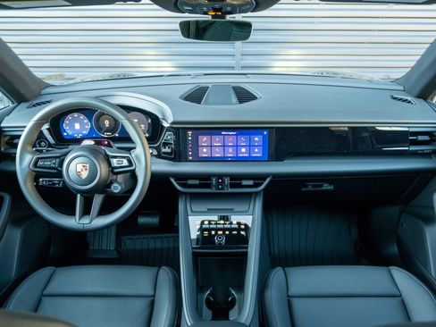 New 2026 Porsche Macan 4 Electric image 18