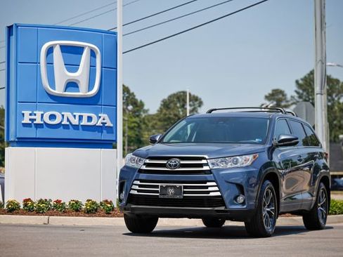 Used 2017 Toyota Highlander Plus w/ Carpet Mat Package AWD/4WD image 1
