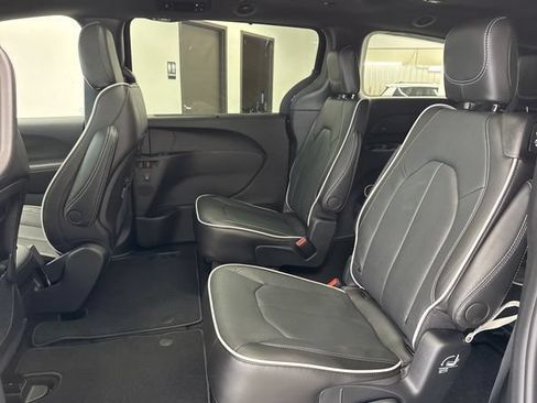 New 2027 Chrysler Pacifica Limited AWD/4WD image 19