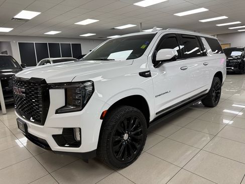 Used 2021 GMC Yukon XL Denali w/ Denali Premium Package image 8