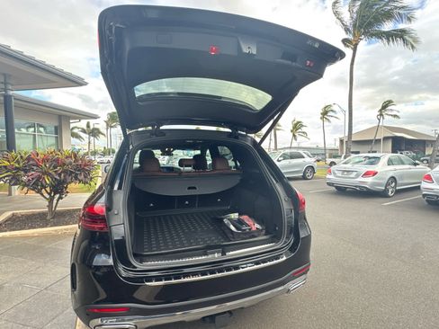 Used 2025 Mercedes-Benz GLE 450e 4MATIC w/ AMG Line Exterior image 8