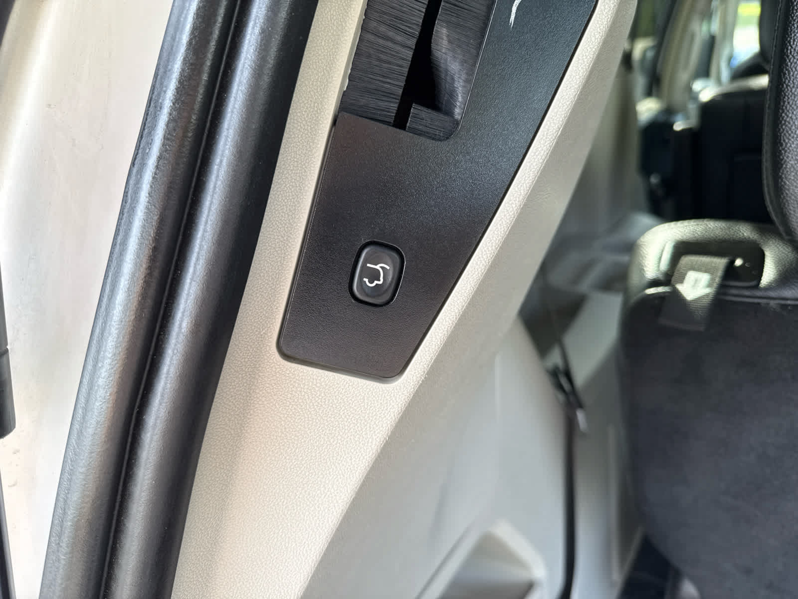 Used 2016 Chrysler Town & Country Touring FWD image 18