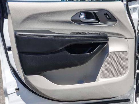 Certified 2023 Chrysler Pacifica Touring-L FWD image 19