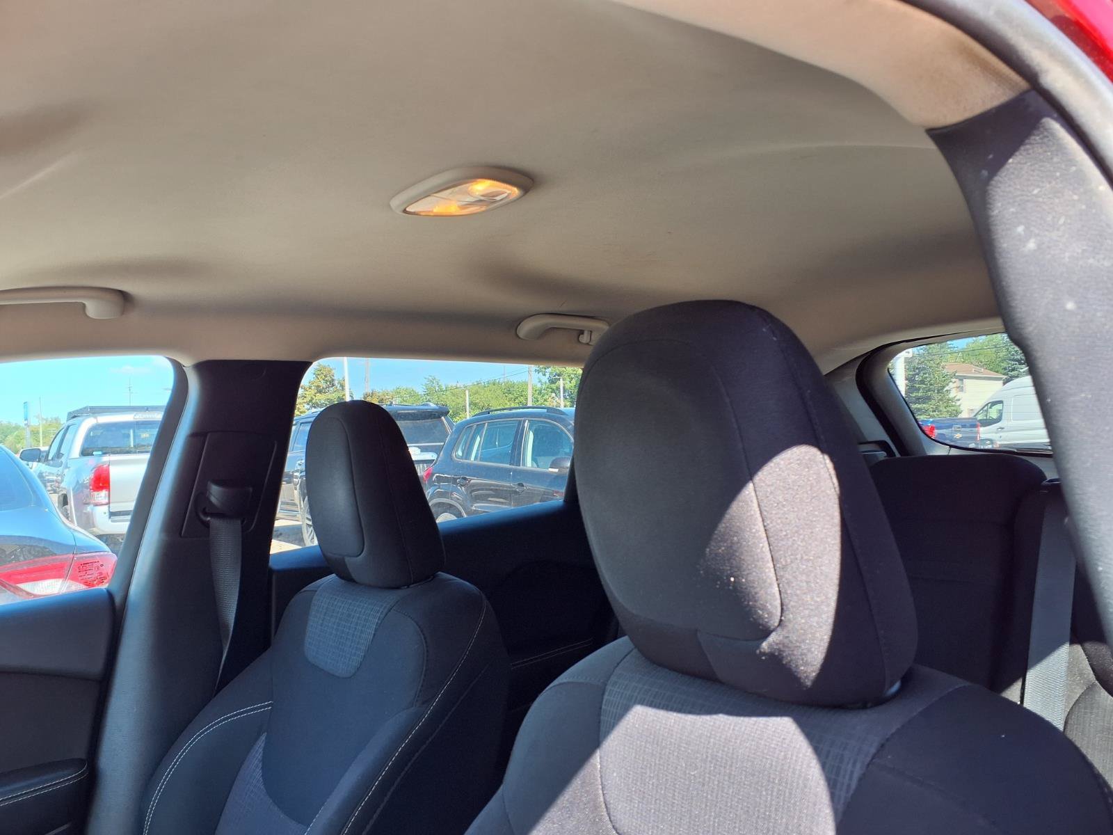 Used 2015 Jeep Cherokee Latitude w/ Cold Weather Group AWD/4WD image 17
