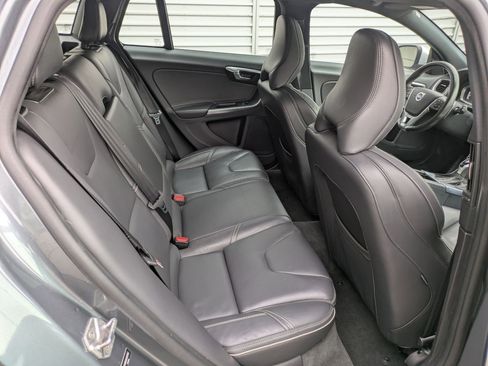 Used 2017 Volvo V60 T6 R-Design Platinum image 31