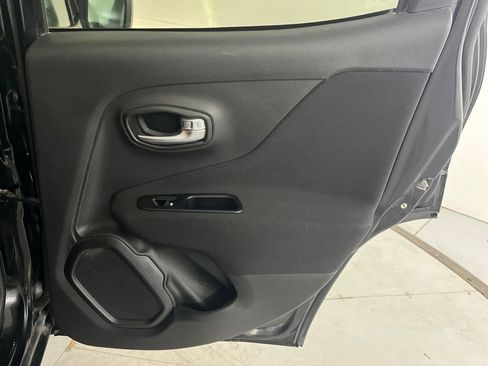 Used 2019 Jeep Renegade Latitude w/ Cold Weather Group image 29