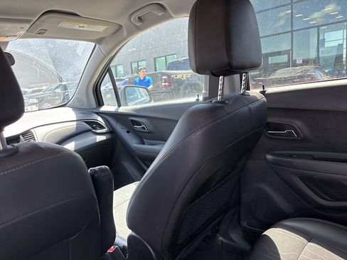 Used 2020 Chevrolet Trax LT w/ LT Convenience Package FWD image 26