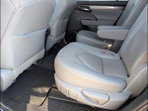 Used 2021 Toyota Highlander Limited image 13