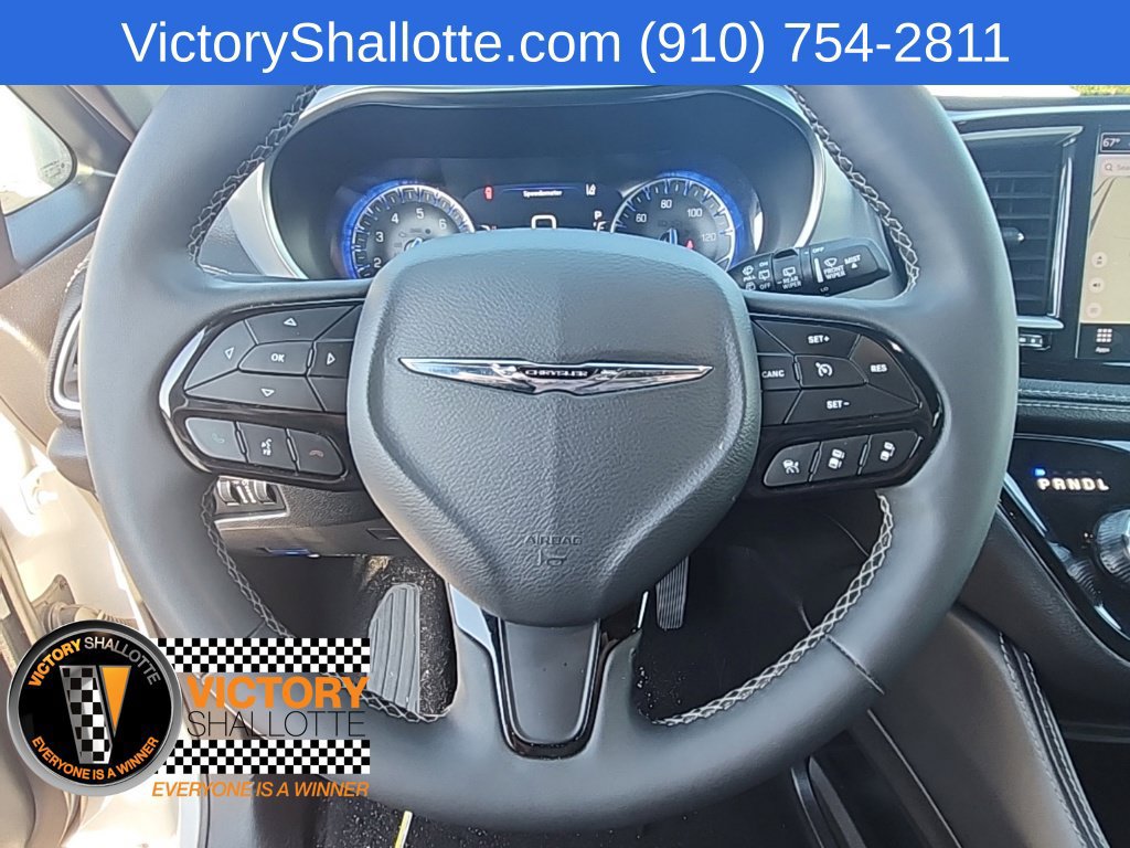 Used 2025 Chrysler Pacifica Limited FWD image 12