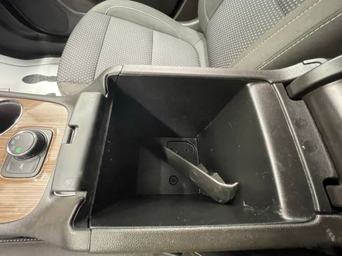 Used 2023 GMC Acadia SLE image 17