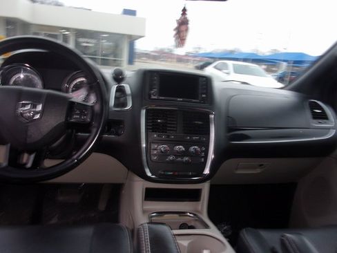 Used 2019 Dodge Grand Caravan SXT image 9