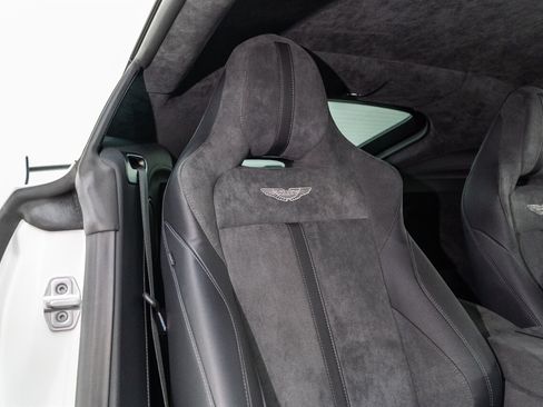 Used 2023 Aston Martin V8 Vantage Coupe RWD image 36