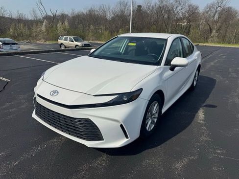 Used 2025 Toyota Camry LE image 5