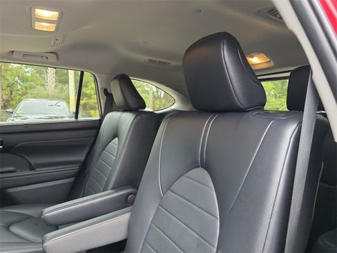 Used 2024 Toyota Highlander XLE image 23