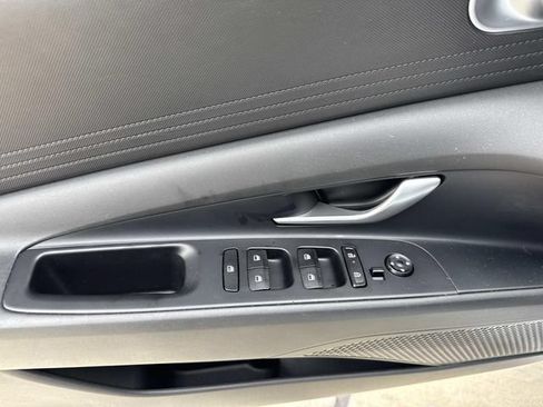 Used 2025 Hyundai Elantra SE FWD image 19