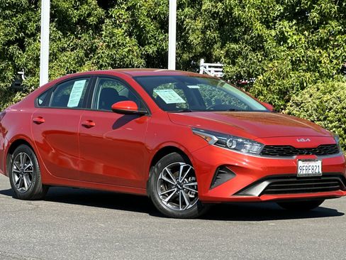 Used 2023 Kia Forte LXS image 2