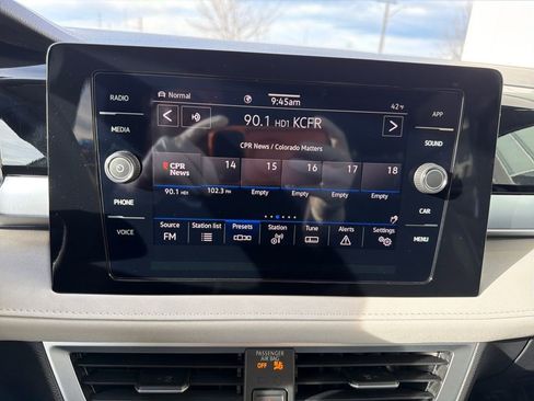 Certified 2025 Volkswagen Taos SE image 21