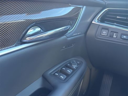 Certified 2025 Cadillac XT6 Premium Luxury w/ Platinum Package image 32