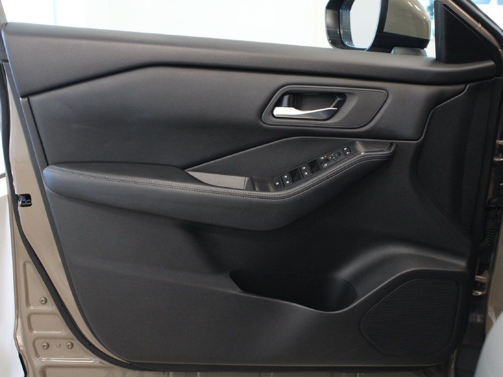Used 2024 Nissan Rogue SV FWD image 11
