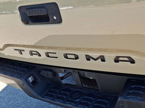 Used 2018 Toyota Tacoma TRD Sport w/ Technology Package AWD/4WD image 36
