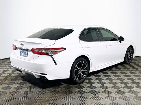 Certified 2019 Toyota Camry SE image 8
