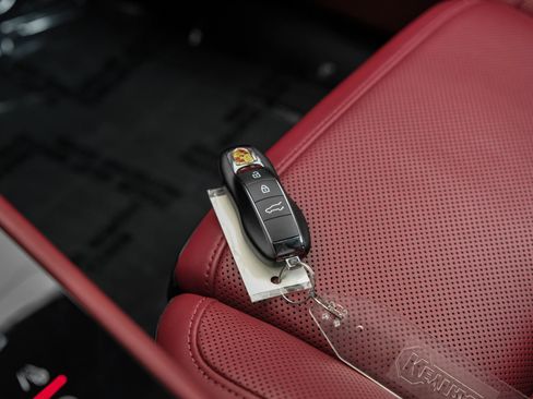 Used 2023 Porsche Macan Turbo image 69