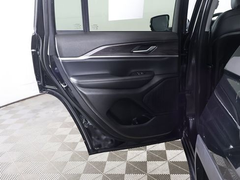 Used 2023 Jeep Grand Cherokee Limited image 27