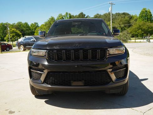 Used 2024 Jeep Grand Cherokee Altitude AWD/4WD image 16