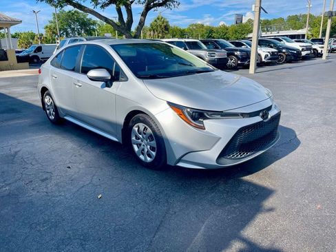 Used 2020 Toyota Corolla LE FWD image 3