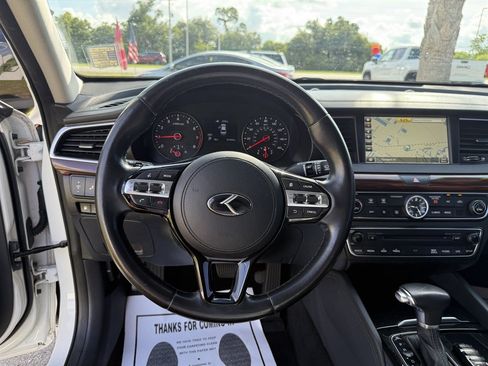 Used 2017 Kia Cadenza Premium w/ Luxury Package FWD image 18