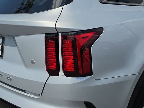 Used 2021 Kia Sorento S image 19