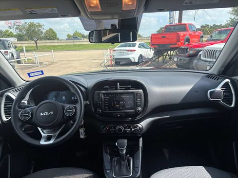 Used 2025 Kia Soul LX w/ LX Technology Package FWD image 31